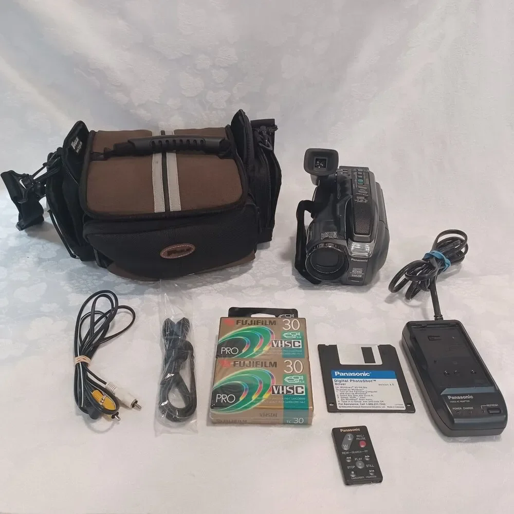 PANASONIC 300X DIGITAL 26X HI-DEF ZOOM LENS PALMCORDER W/PHOTOSHOOT VHSC W/CASE